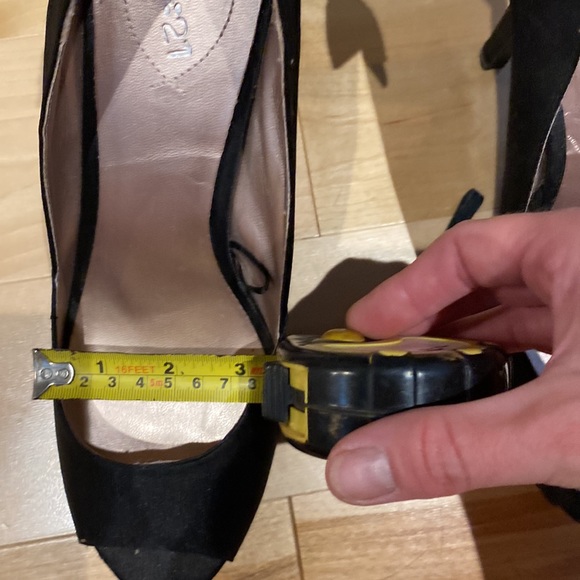 Super cute 🥰 Black heels with back bow detail - Picture 5 of 6